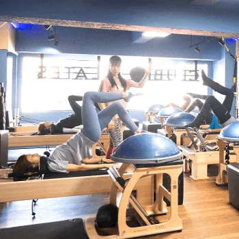 CLUB PILATES 札幌店のピラティスのレッスンを受けている様子
