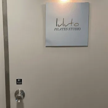 luluto 札幌店のピラティスのレッスンを受ける店舗の入り口
