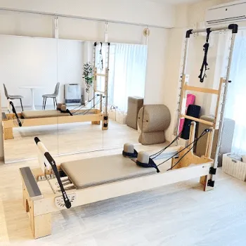 STUDIO IVY 札幌円山店のピラティスのレッスンを受けるレッスンルーム