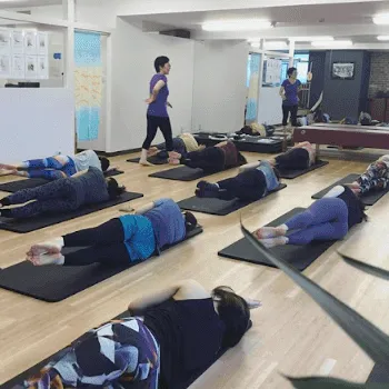 zen place pilates 札幌2店舗のピラティスのレッスンを受けている様子