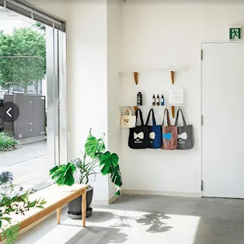 REborn Pilates Salon&Schoolのピラティスのレッスンを受ける店舗の休憩スペース