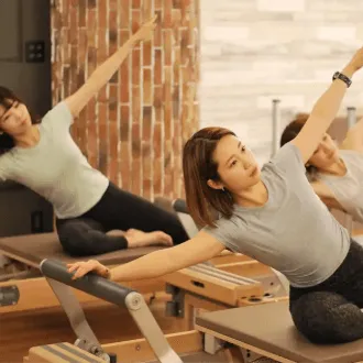 zen place pilates仙台スタジオのピラティスのレッスンを受けている様子
