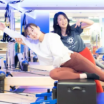 CLUB PILATES 東京31店舗のピラティスのレッスンを受けている様子