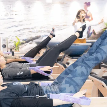 CLUB PILATES横浜店のピラティスのレッスンを受けている様子