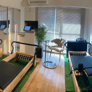 Pilates Mee横浜店のピラティスのレッスンを受けるレッスンルーム