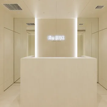 the SILK横浜店のピラティスのレッスンを受ける前の受付