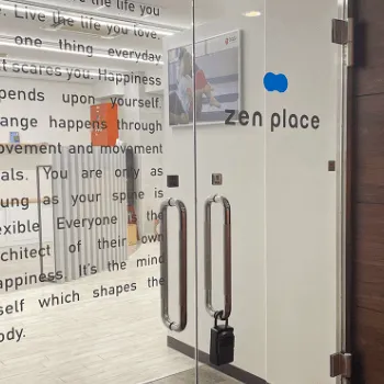 zen place pilates横浜店のピラティスのレッスンを受ける店舗の入り口