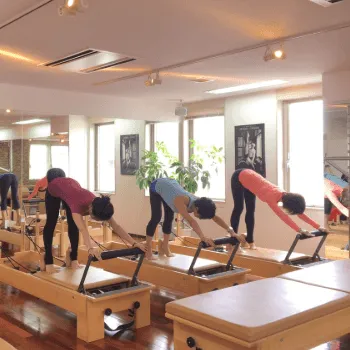 zen place pilates横浜店のピラティスのレッスンを受けている様子