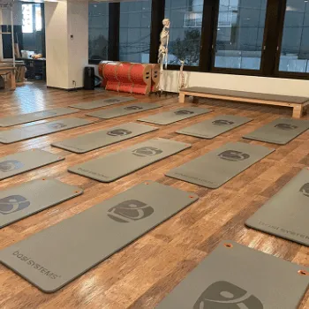 zen place pilates横浜店のピラティスのレッスンを受けるレッスンルーム