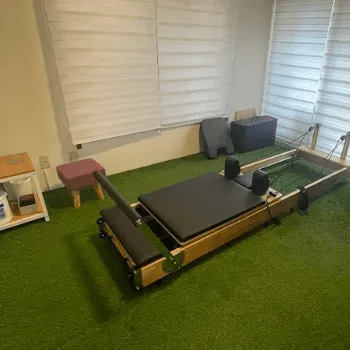 Pilates&Gym 1to1 北千住店のピラティスのレッスンを受けるトレーニングルーム
