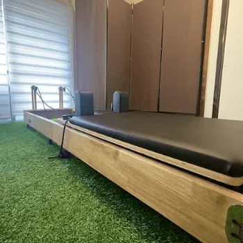 Pilates&Gym 1to1 北千住店のピラティスのレッスンを受けるトレーニング器具