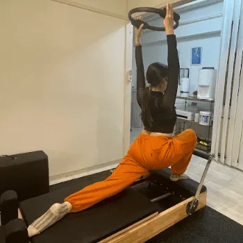 Pilates&Gym 1to1 北千住店のピラティスのレッスンを受ける様子