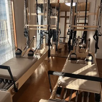 Pilates Mee 足立区3店舗のピラティスのレッスンを受けるトレーニングルーム