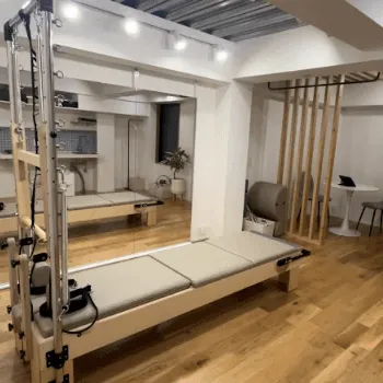 STUDIO IVY 北千住店のピラティスのレッスンを受けるトレーニングルーム
