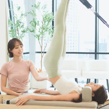 STUDIO IVY 北千住店のピラティスのレッスンを受ける様子