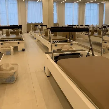 the SILK 北千住店のピラティスのレッスンを受けるトレーニング器具