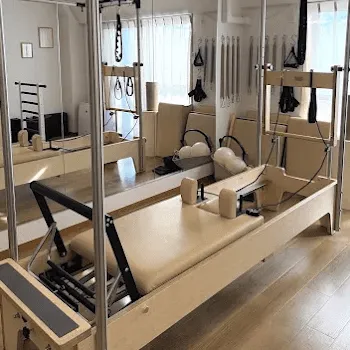 YUZU 北千住店のピラティスのレッスンを受けるトレーニング器具