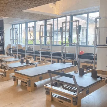 zen place pilates 北千住のピラティスのレッスンを受けるトレーニング器具