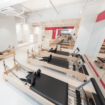 URBAN CLASSIC PILATES 荒川区2店舗のピラティスのレッスンを受けるトレーニング器具