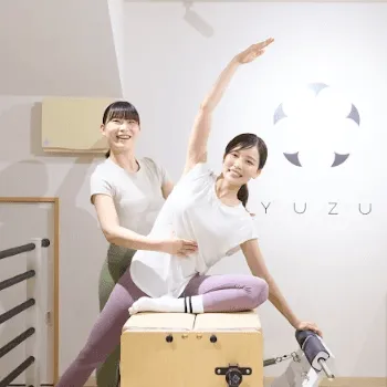 YUZU 日暮里店のピラティスのレッスンを受ける様子