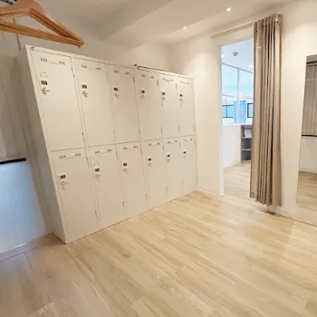 zen place pilates 荒川区付近1店舗のピラティスのレッスンを受ける前のロッカールーム