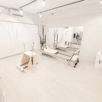 Pilates Clartéのピラティスのレッスンを受けるトレーニングルーム