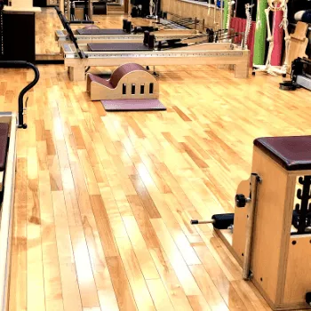 ピラティススタジオゼロ 神保町店のピラティスのレッスンを受けるトレーニングルーム