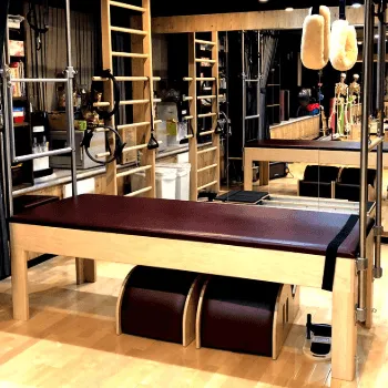ピラティススタジオゼロ 神保町店のピラティスのレッスンを受けるトレーニング器具