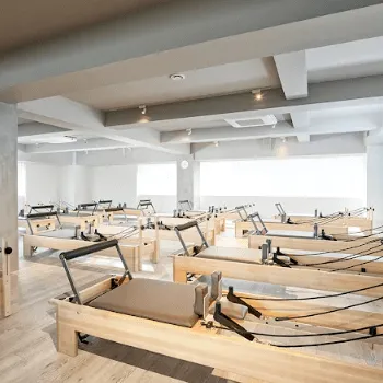 pilates K 神保町店のピラティスのレッスンを受けるトレーニングルーム