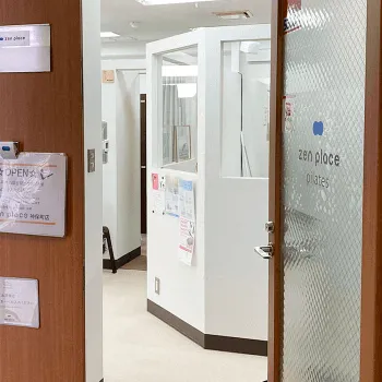 zen place pilates 神保町のピラティスのレッスンを受ける店舗の入口