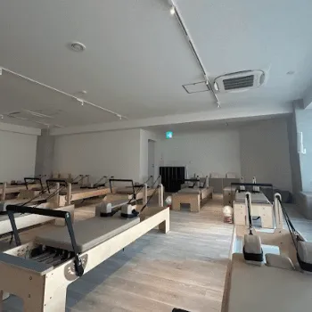 pilates K 葛西店のピラティスのレッスンを受けるトレーニングルーム