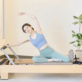 Pilates Mirror 瑞江のピラティスのレッスンを受ける様子