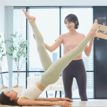 STUDIO IVY 篠崎店のピラティスのレッスンを受ける様子
