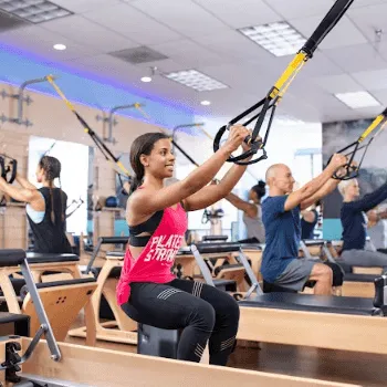 club Pilates 大山のピラティスのレッスンを受ける様子