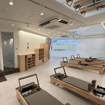 Pilates Mirror 板橋区2店舗のピラティスのレッスンを受けるトレーニングルーム