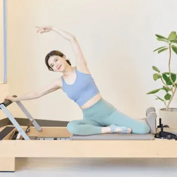 Pilates Mirror 板橋区2店舗のピラティスのレッスンを受ける様子