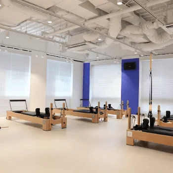 URBAN CLASSIC PILATES板橋区2店舗のピラティスのレッスンを受けるトレーニングルーム