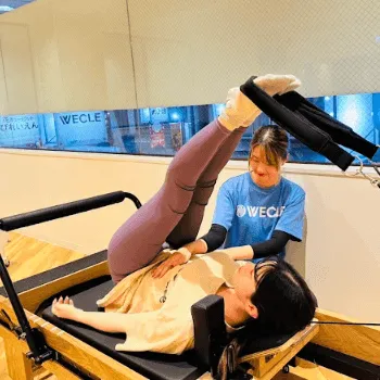 WECLE 大山店のピラティスのレッスンを受ける様子