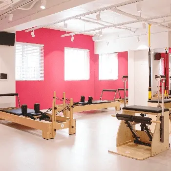 URBAN CLASSIC PILATES 新小岩のピラティスのレッスンを受けるトレーニングルーム
