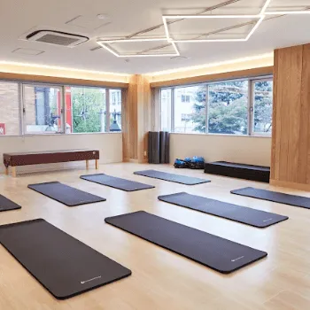 zen place pilates 北区2店舗のピラティスのレッスンを受けるトレーニングルーム