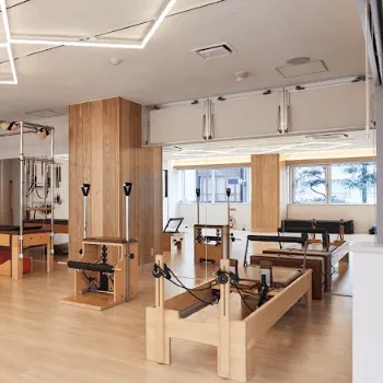 zen place pilates 北区2店舗のピラティスのレッスンを受けるトレーニング器具