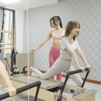 Pilates Mee 江東区2店舗のピラティスのレッスンを受ける様子