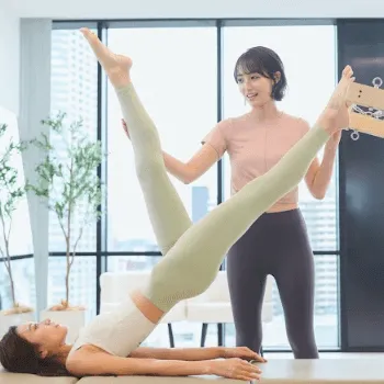 STUDIO IVY 江東区3店舗のピラティスのレッスンを受ける様子