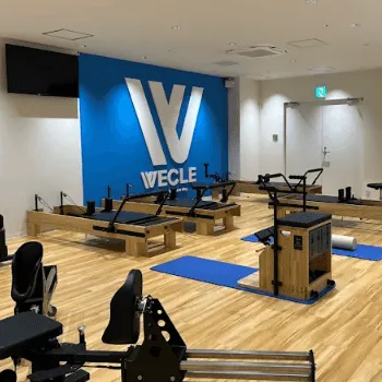 WECLE 深川ギャザリア店のピラティスのレッスンを受けるトレーニングルーム