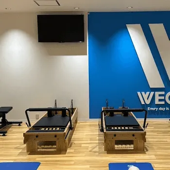 WECLE 深川ギャザリア店のピラティスのレッスンを受けるトレーニング器具
