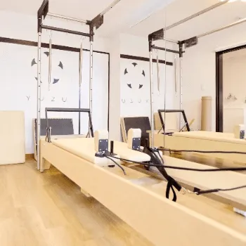 YUZU 江東区2店舗のピラティスのレッスンを受けるトレーニング器具