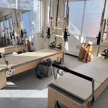 Pilates Mee 中野2店舗のピラティスのレッスンを受けるトレーニングルーム
