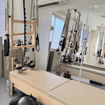 Pilates Mee 中野2店舗のピラティスのレッスンを受けるトレーニング器具