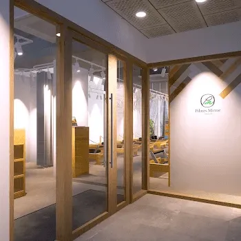 Pilates Mirror 中野のピラティスのレッスンを受ける店舗の入口