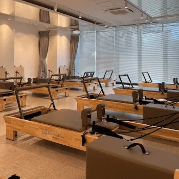 Pilates Mirror 中野のピラティスのレッスンを受けるトレーニングルーム